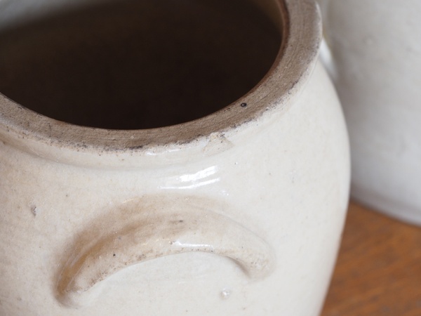 Pot en grès à oreilles.