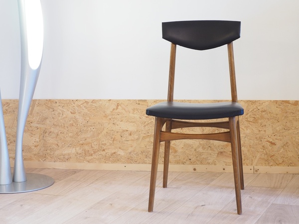 6 chaises bois et Skaï noir Mid-Century