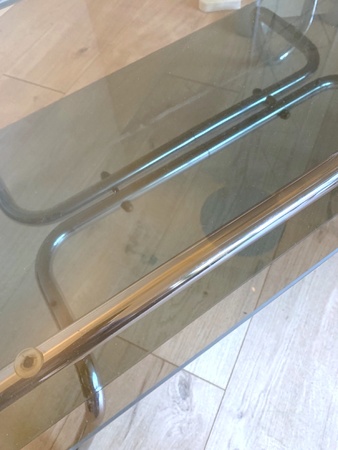 Table basse chrome et verre fumé de style BAUHAUS