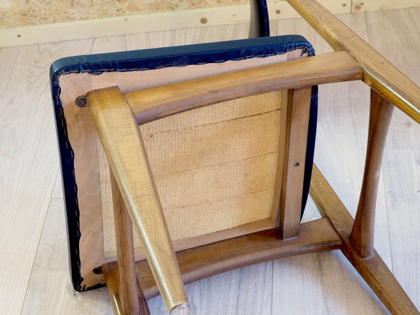 6 chaises bois et Skaï noir Mid-Century