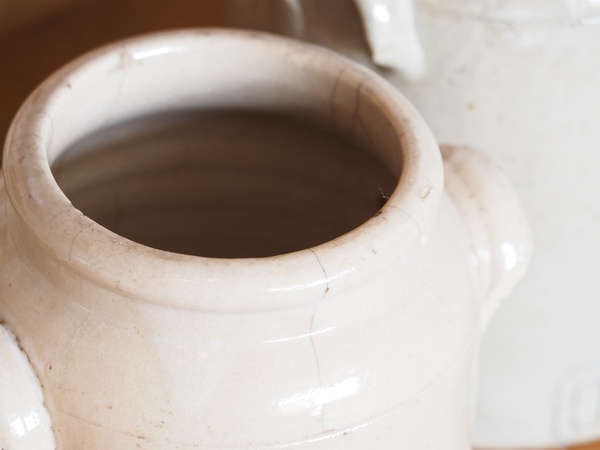 Petit pot allongé en grès à oreilles.