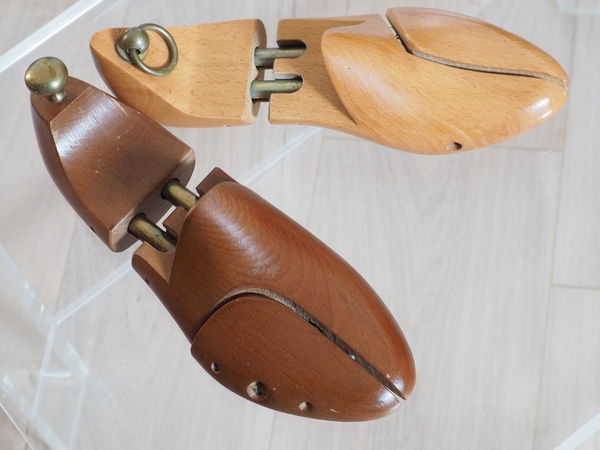 2 embauchoirs en bois