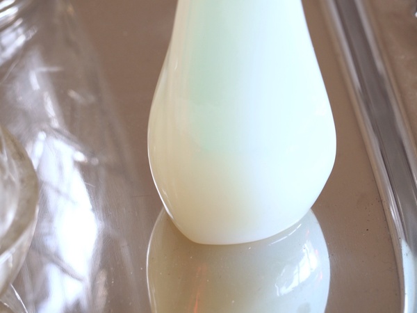 Soliflore en opaline de style Art Déco