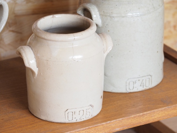 Petit pot allongé en grès à oreilles.