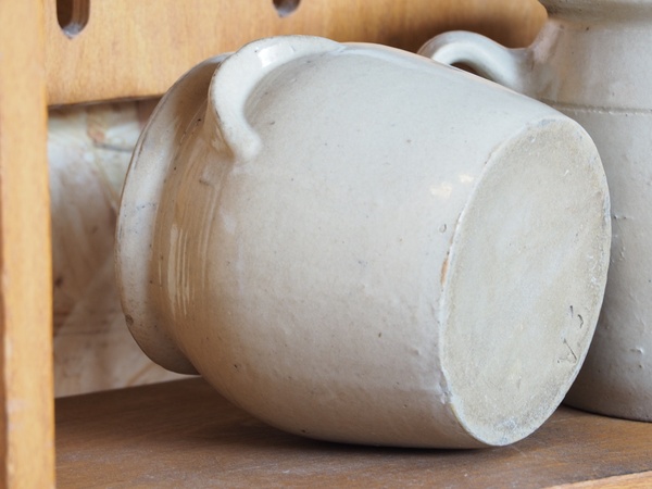 Pot en grès à oreilles.