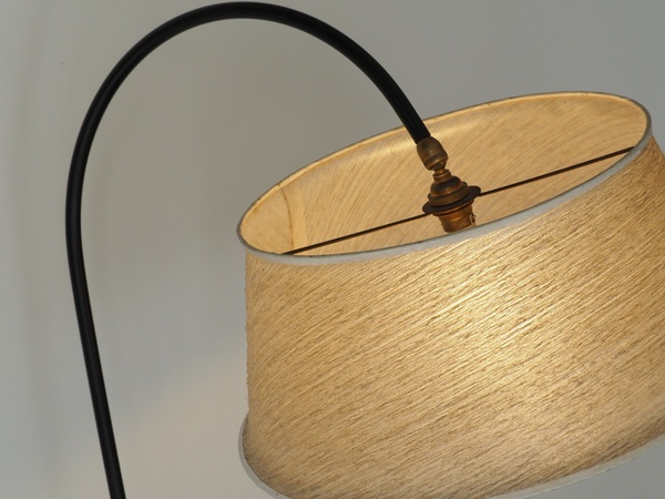 Lampadaire tripode avec tablette