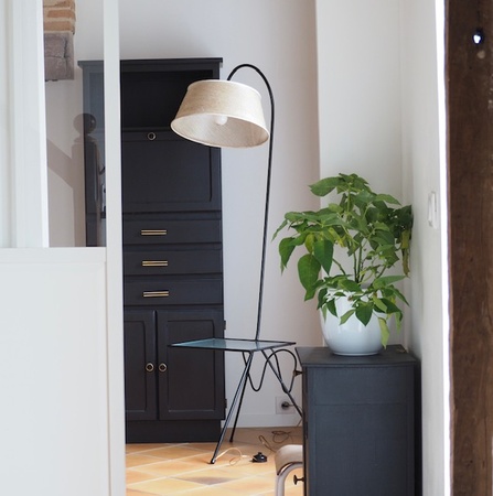 Lampadaire tripode avec tablette