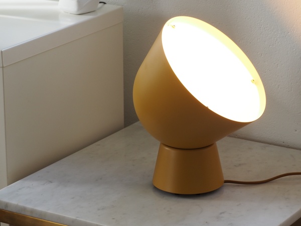 Lampe de table moutarde IKEA PS 2017 par OLA WIHLBORG