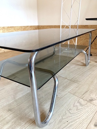 Table basse chrome et verre fumé de style BAUHAUS