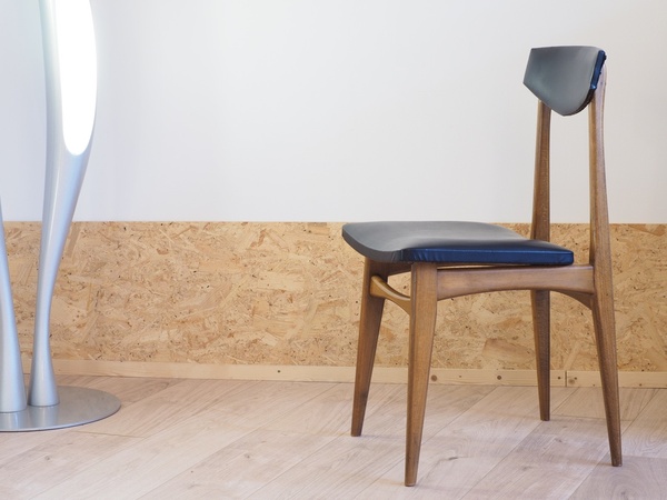 6 chaises bois et Skaï noir Mid-Century
