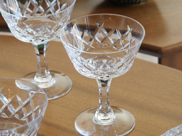 5 verres à pieds ciselés.