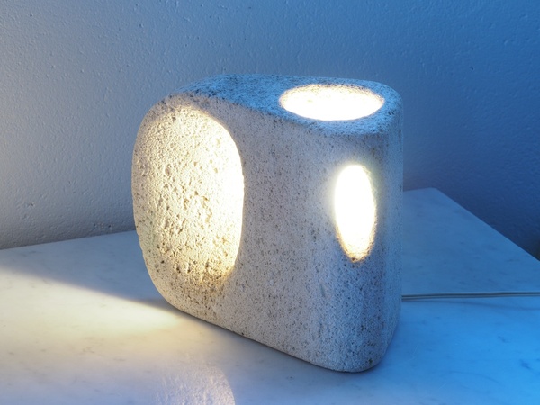 Lampe en pierre sculptée attribuée à Albert TORMOS