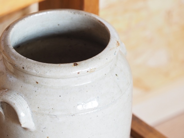 Petit pot allongé en grès à oreilles