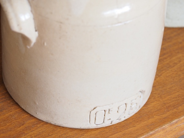 Petit pot allongé en grès à oreilles.
