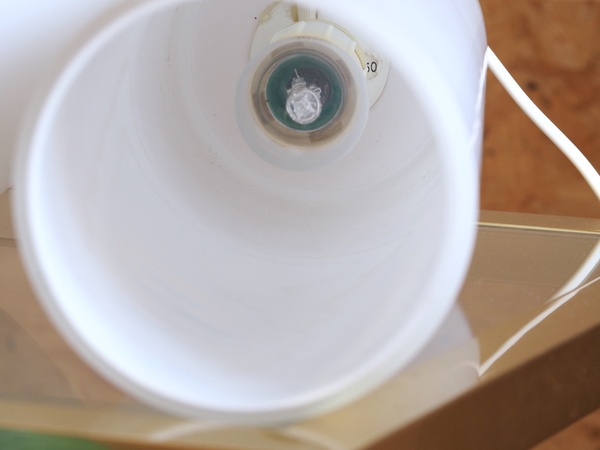 Lampe cylindrique à poser en verre blanc