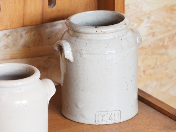 Petit pot allongé en grès à oreilles