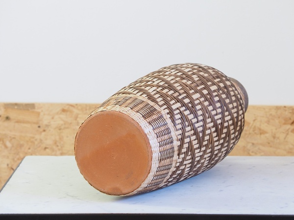 Cruche au tressage de pailles colorées