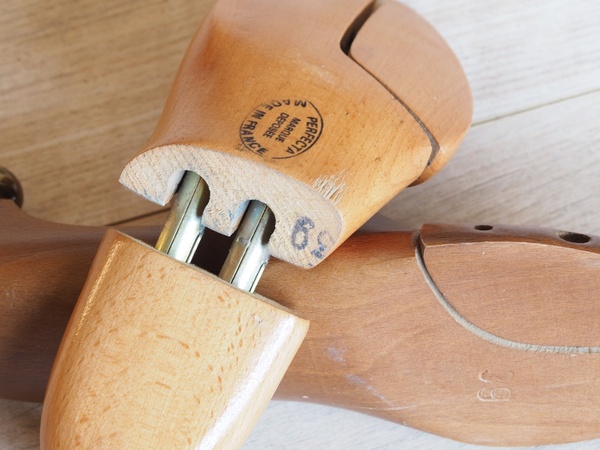 2 embauchoirs en bois