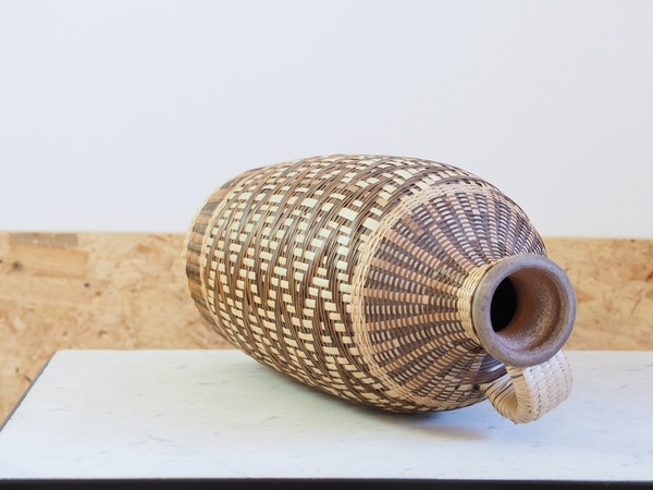 Cruche au tressage de pailles colorées