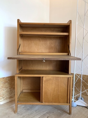 Secrétaire en chêne des années 50 avec portes coulissantes